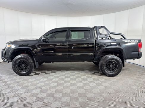 Used 2016 Toyota Tacoma TRD Sport image 2