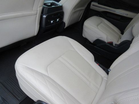 Used 2024 Ford Expedition Platinum image 17