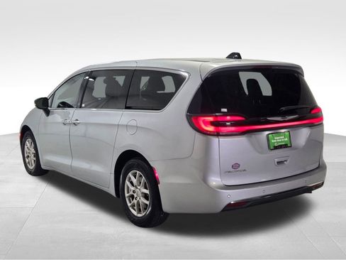 Certified 2024 Chrysler Pacifica Touring-L image 17