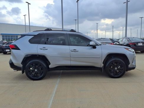 Used 2022 Toyota RAV4 SE image 8