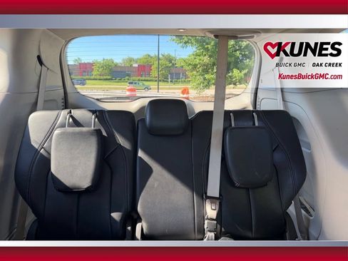 Used 2023 Chrysler Pacifica Touring-L FWD image 6