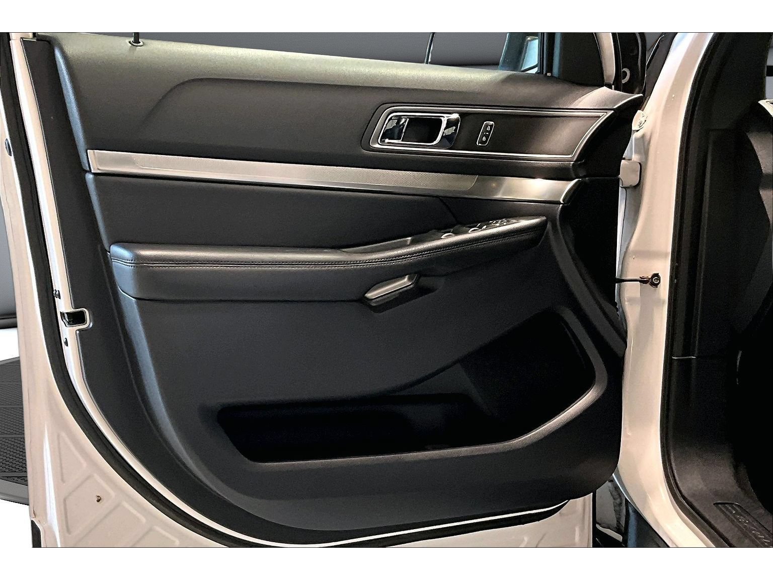 Used 2019 Ford Explorer XLT w/ Equipment Group 201A AWD/4WD image 30