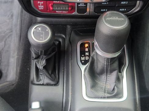 Used 2025 Jeep Gladiator Mojave w/ Convenience Group AWD/4WD image 21