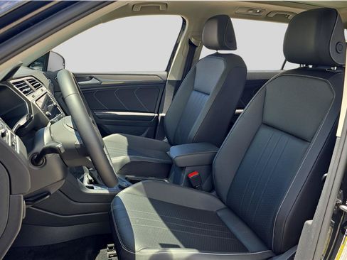 Used 2023 Volkswagen Tiguan SE w/ Panoramic Sunroof Package AWD/4WD image 11