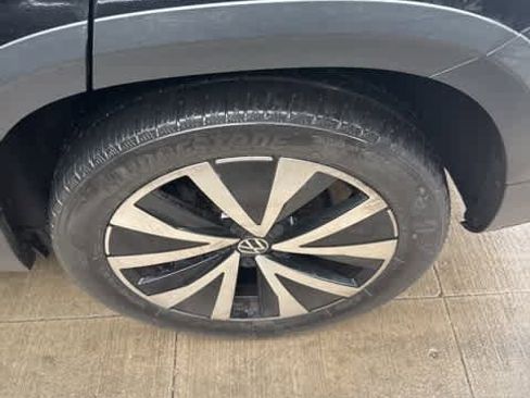 Certified 2022 Volkswagen Taos SE w/ Panoramic Sunroof Package image 8