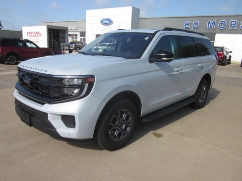 Used 2025 Ford Expedition Active RWD image 3