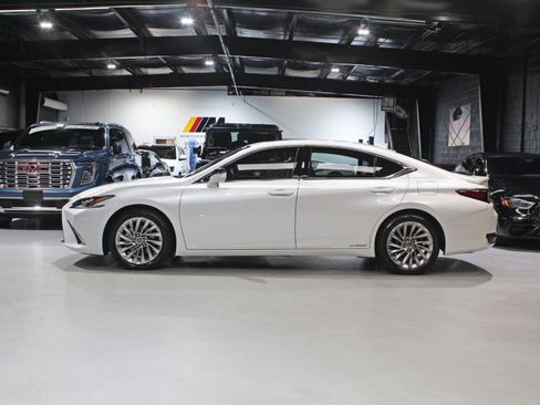 Used 2022 Lexus ES 300h Ultra Luxury w/ Accessory Package 2 FWD image 3