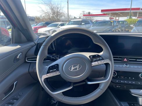 Used 2025 Hyundai Elantra SEL image 35