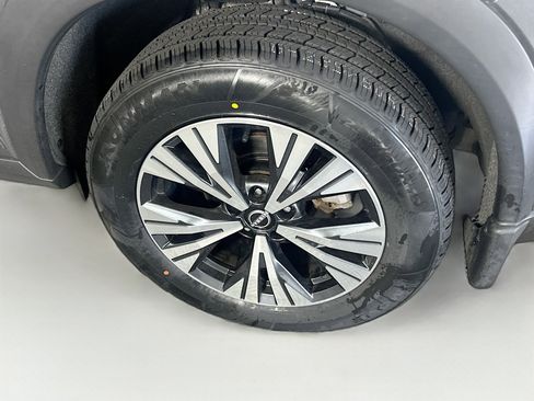 Used 2023 Nissan Rogue SV image 11