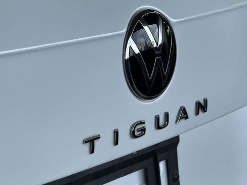 Certified 2023 Volkswagen Tiguan SE R-Line FWD image 10