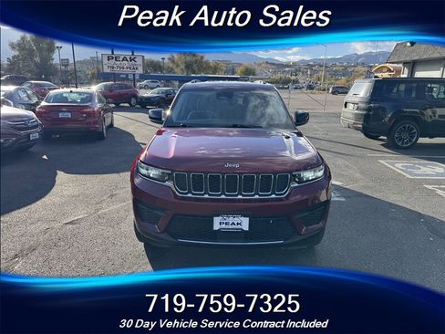 Used 2024 Jeep Grand Cherokee Laredo image 2