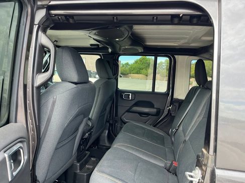Used 2025 Jeep Wrangler Unlimited Sahara AWD/4WD image 17