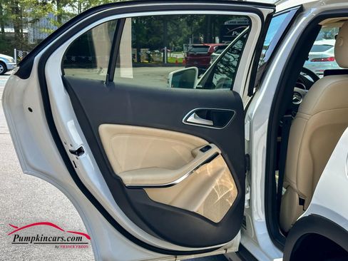 Used 2020 Mercedes-Benz GLA 250 4MATIC w/ Premium Package image 23