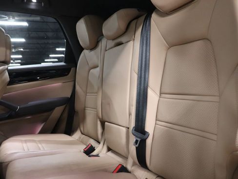 Used 2019 Porsche Cayenne S w/ Premium Plus Package AWD/4WD image 18