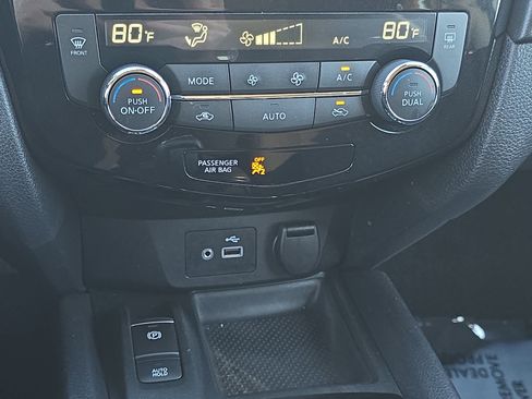 Used 2019 Nissan Rogue SV w/ Sun & Sound Touring Package image 23