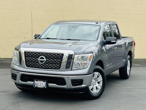 Used 2018 Nissan Titan SV image 3