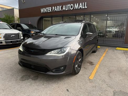 Used 2019 Chrysler Pacifica Limited w/ Advanced Safetytec Group FWD image 1
