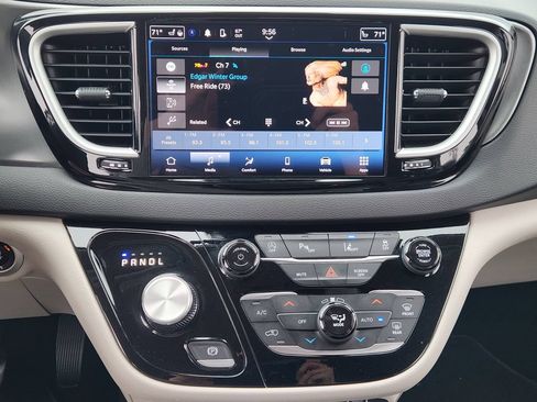 Used 2024 Chrysler Pacifica Touring-L FWD image 16