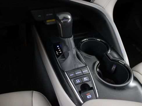 Used 2020 Toyota Camry SE w/ Sunroof Package image 30