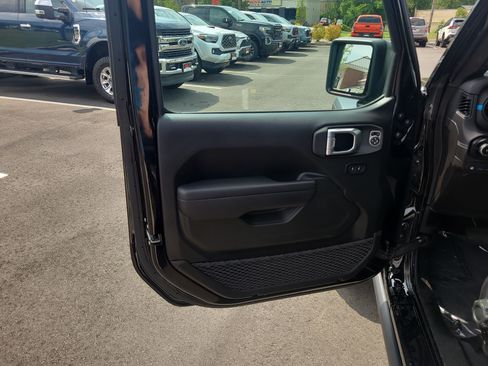 Used 2024 Jeep Wrangler Unlimited Rubicon 4xe w/ Technology Group AWD/4WD image 14