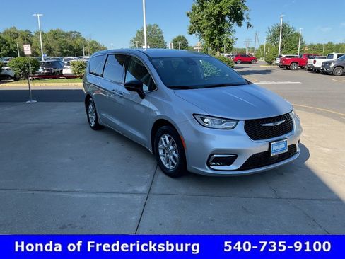 Used 2024 Chrysler Pacifica Touring-L FWD image 8