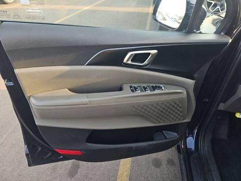 Used 2025 Kia Carnival FWD image 15