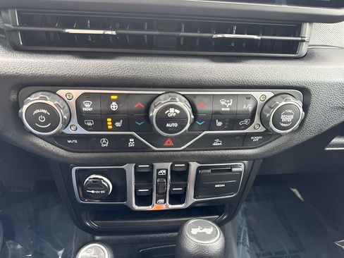 Used 2025 Jeep Wrangler Unlimited Sport AWD/4WD image 20
