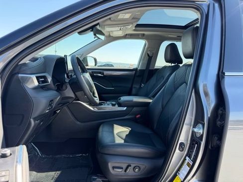 Used 2023 Toyota Highlander Platinum AWD/4WD image 10