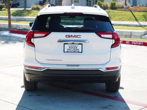 Used 2022 GMC Terrain SLT w/ Tech Package image 4