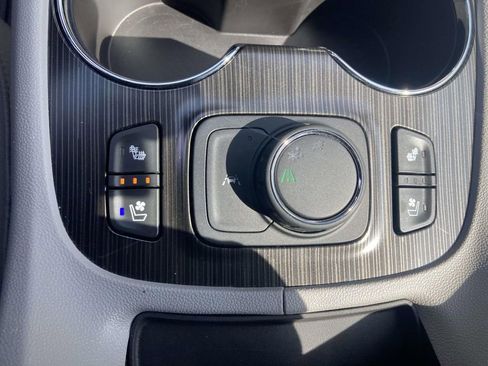 Used 2023 GMC Acadia SLT w/ Technology Package image 25