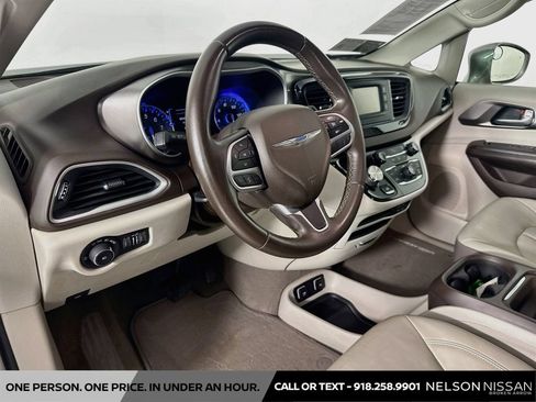 Used 2017 Chrysler Pacifica Touring-L FWD image 9