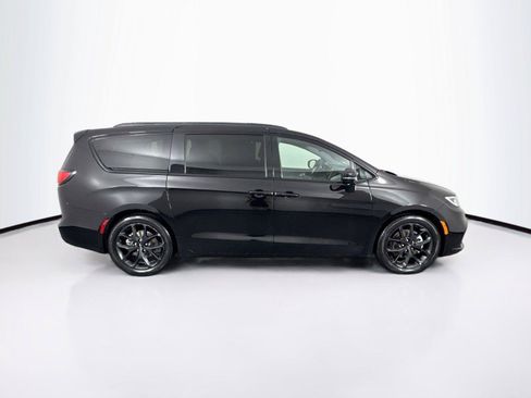 Used 2025 Chrysler Pacifica Limited FWD image 11
