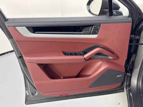 Used 2025 Porsche Cayenne S image 45