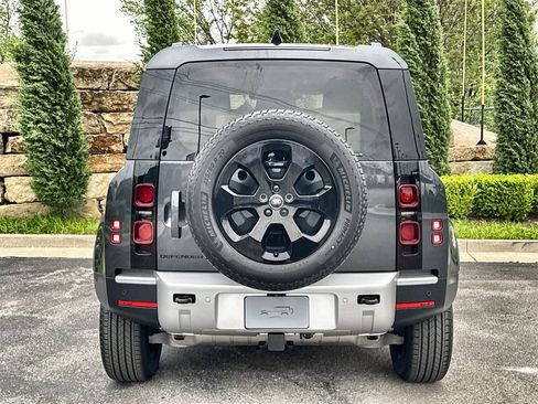 Used 2025 Land Rover Defender 90 S image 4