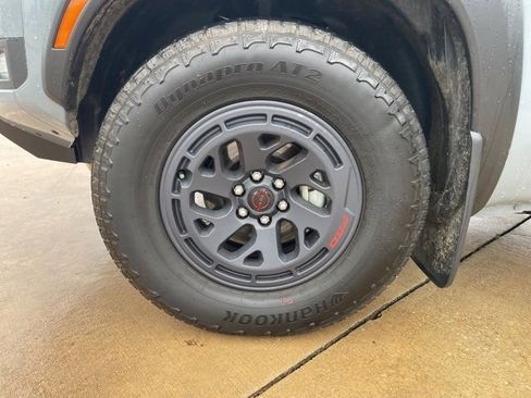 Used 2025 Nissan Frontier PRO-4X image 4