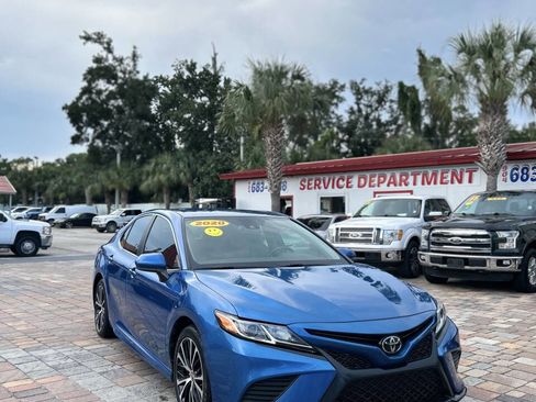 Used 2020 Toyota Camry SE image 2