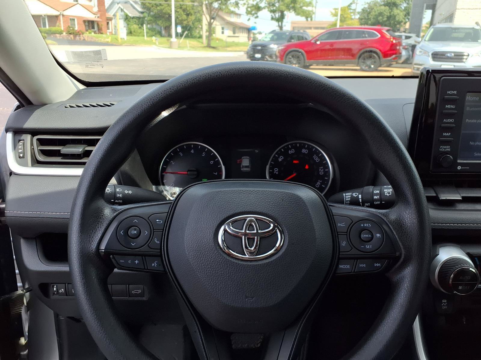 Used 2022 Toyota RAV4 XLE w/ Convenience Package FWD image 11