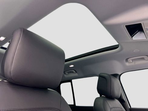 Used 2025 Land Rover Defender 110 S image 17