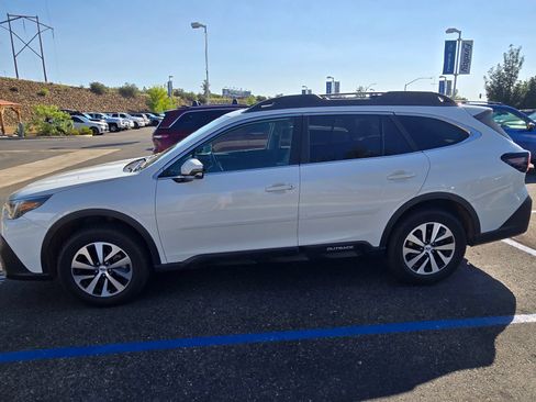 Used 2022 Subaru Outback Premium AWD/4WD image 2