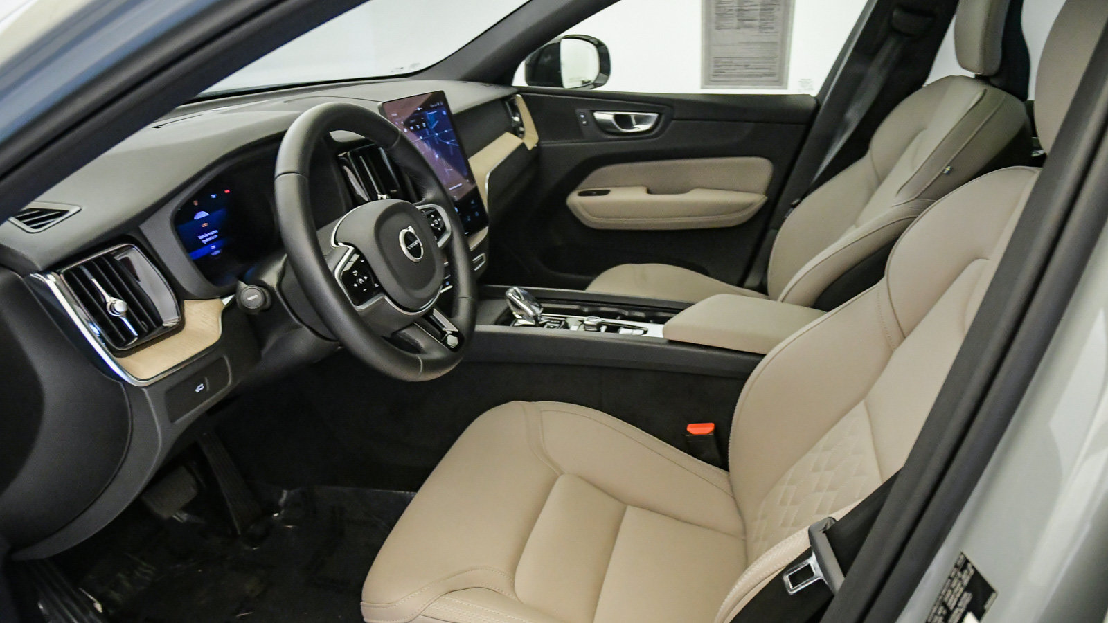 Certified 2026 Volvo XC60 B5 Plus AWD/4WD image 17
