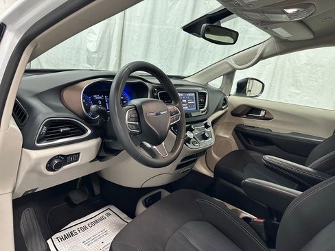 Used 2023 Chrysler Voyager LX image 15