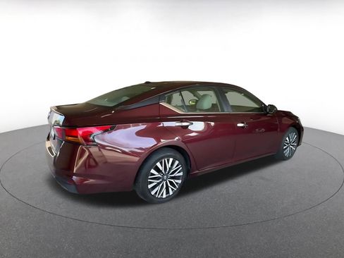 Used 2025 Nissan Altima 2.5 SV FWD image 12