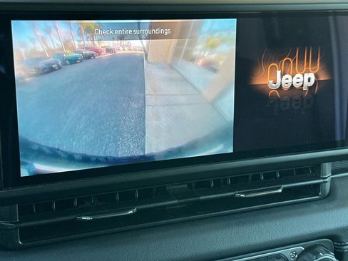 Used 2025 Jeep Wrangler Unlimited Rubicon image 19