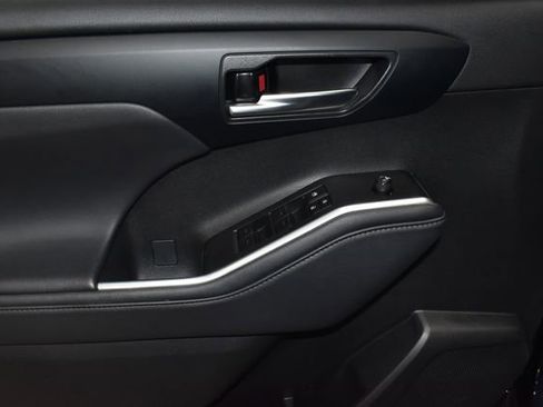 Used 2024 Toyota Highlander XLE image 30