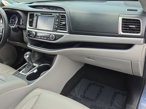 Used 2017 Toyota Highlander XLE FWD image 16