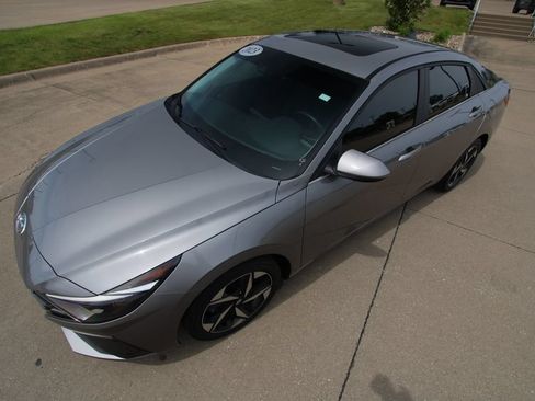 Used 2023 Hyundai Elantra Limited w/ Preferred Accessory Package FWD image 19