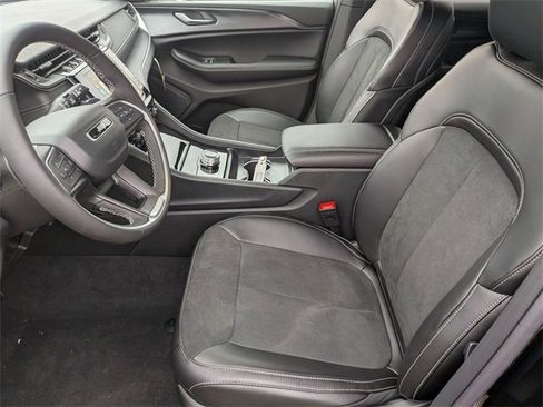 New 2025 Jeep Grand Cherokee Altitude image 12