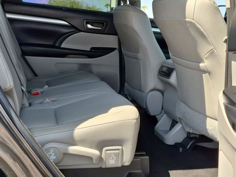 Used 2018 Toyota Highlander XLE FWD image 28