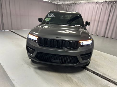 Used 2024 Jeep Grand Cherokee Altitude AWD/4WD image 2