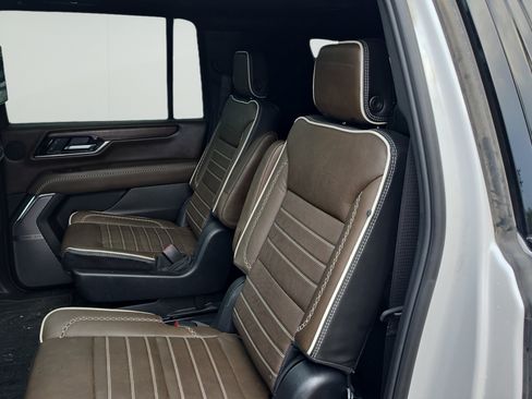 Used 2025 GMC Yukon XL Denali Ultimate w/ LPO, Floor Liner Package AWD/4WD image 22